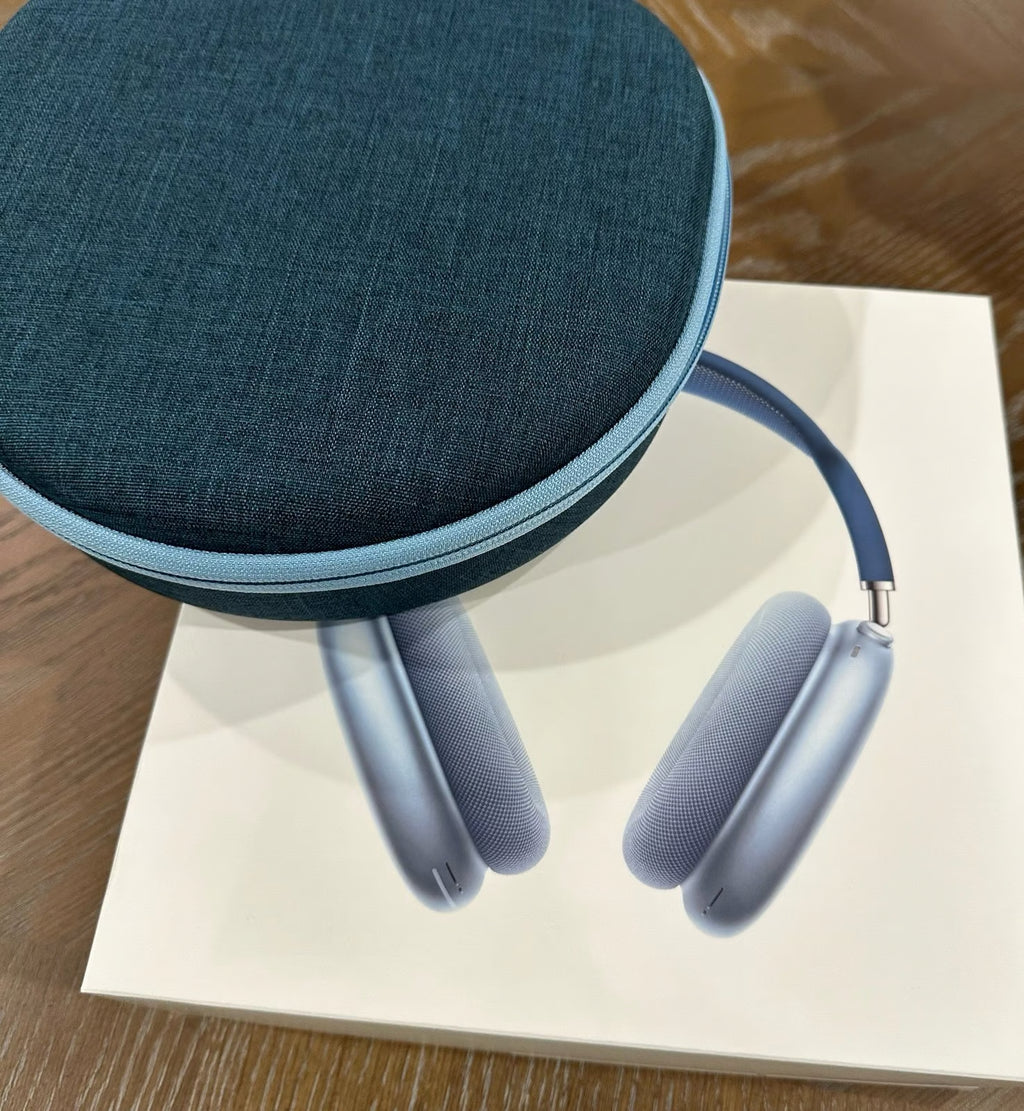 Apple AirPod Max Sky Blue and Case Bundle 2W67