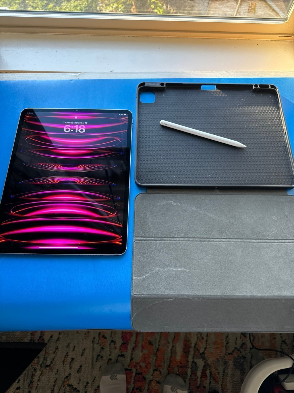 Apple M2 iPad Pro 12.9�?6th Generation 1 TB in Space Gray + Pencil + Case 1H39