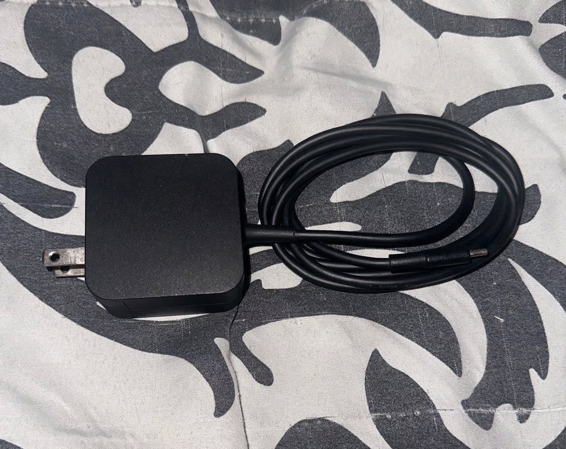 steam deck 1tb SSD comes with original charger and packaging 7Y73