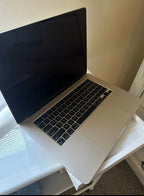 MacBook Air 15 inch with M2 chip 7U55