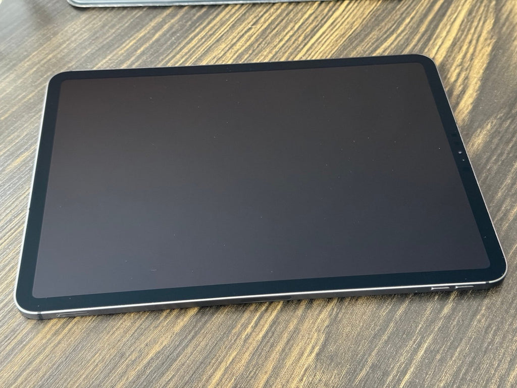 iPad Pro 3rd Generation 11�?(2018) 256gb WiFi + Cellular and Magic Trackpad Case 1V52