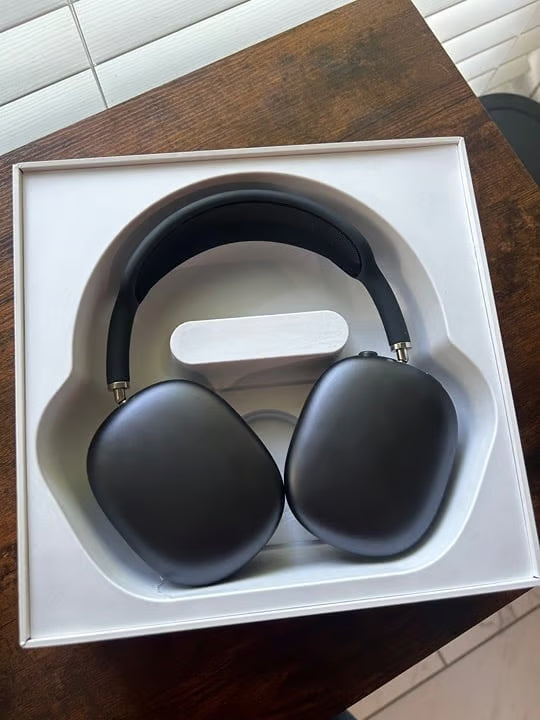 Apple Airpods Max Headphones with smart case 2H19