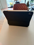 iPad Pro 11�?inch 512GB like new with magic keyboard with Apple Pencil MTXT2LL/A 5K67