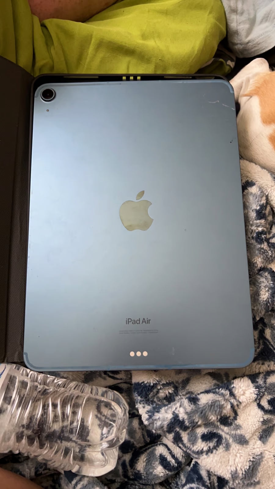 Apple iPad Air 5th Generation 64 GB in Sky Blue 8F15