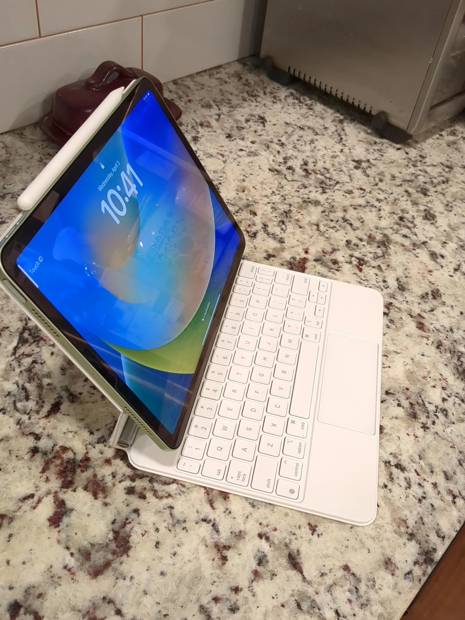 Apple iPad Air 4th Generation 256 GB in Green bundle 3R21