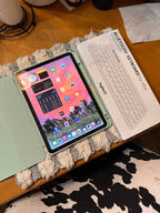 Apple IPad Air 5 with extras 6K66