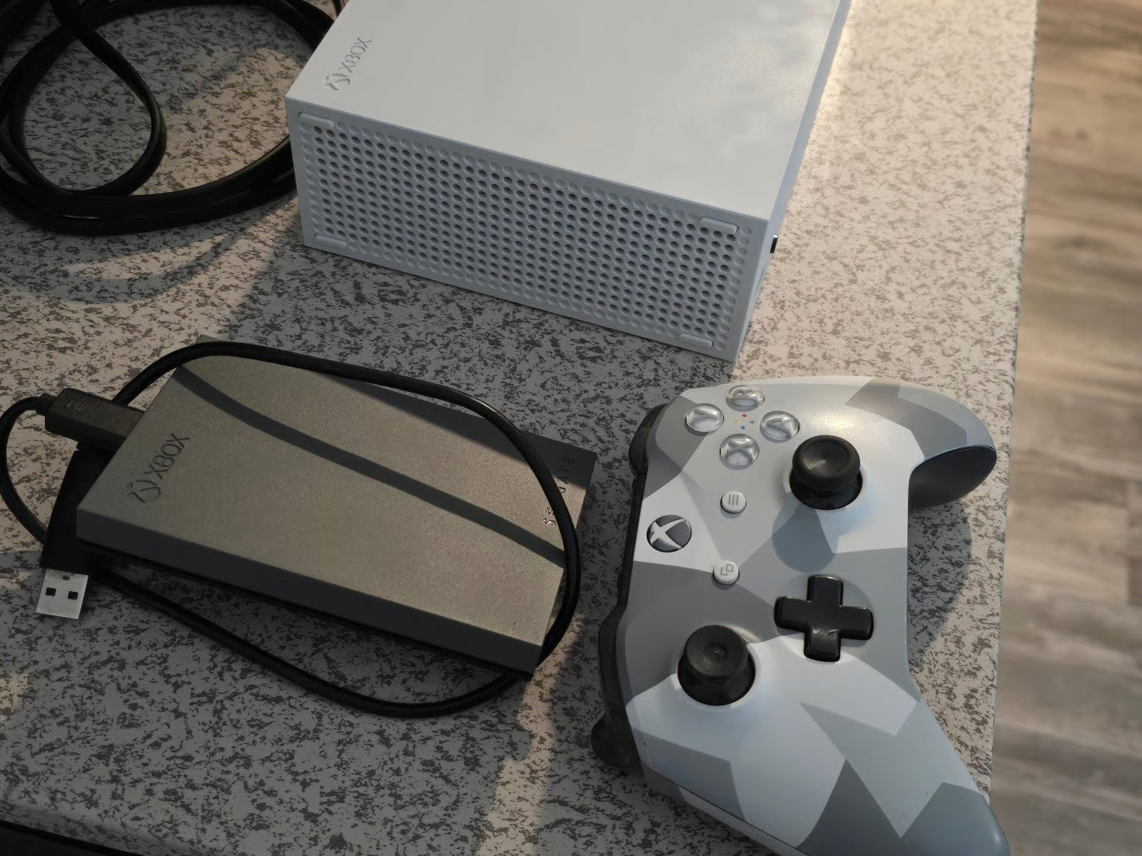 Xbox Series S 1 Tb & External Hard drive 1 tb 8M51