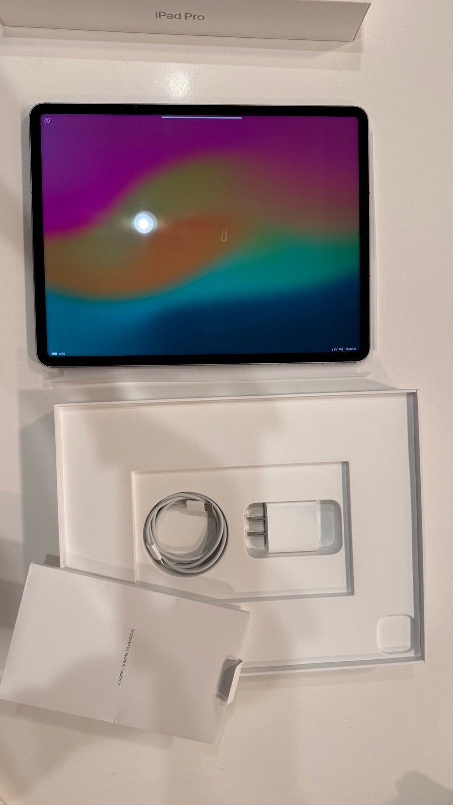 Apple iPad 12.9-inch iPad Pro (6th Gen) Wi-Fi + Cellular 128GB with accessories 5A73