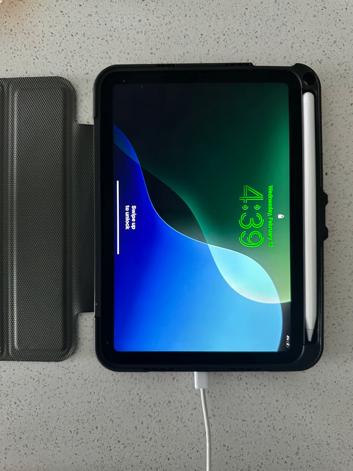 iPad mini 6 with AirPods 3C53