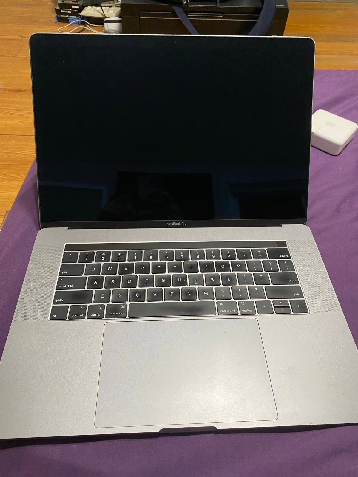 MacBook Pro 2019 Core i9 32gb Ram 512gb ssd 15 inch touchbar Radeon Pro Vega 16 5S88
