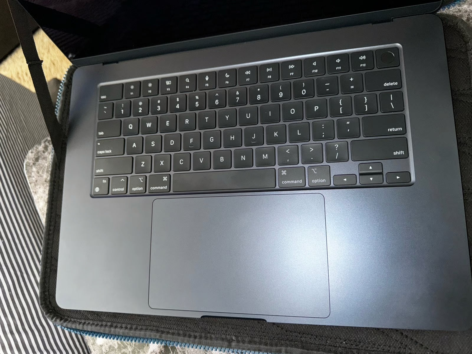 Apple MacBook Air 15in with M2 2X19