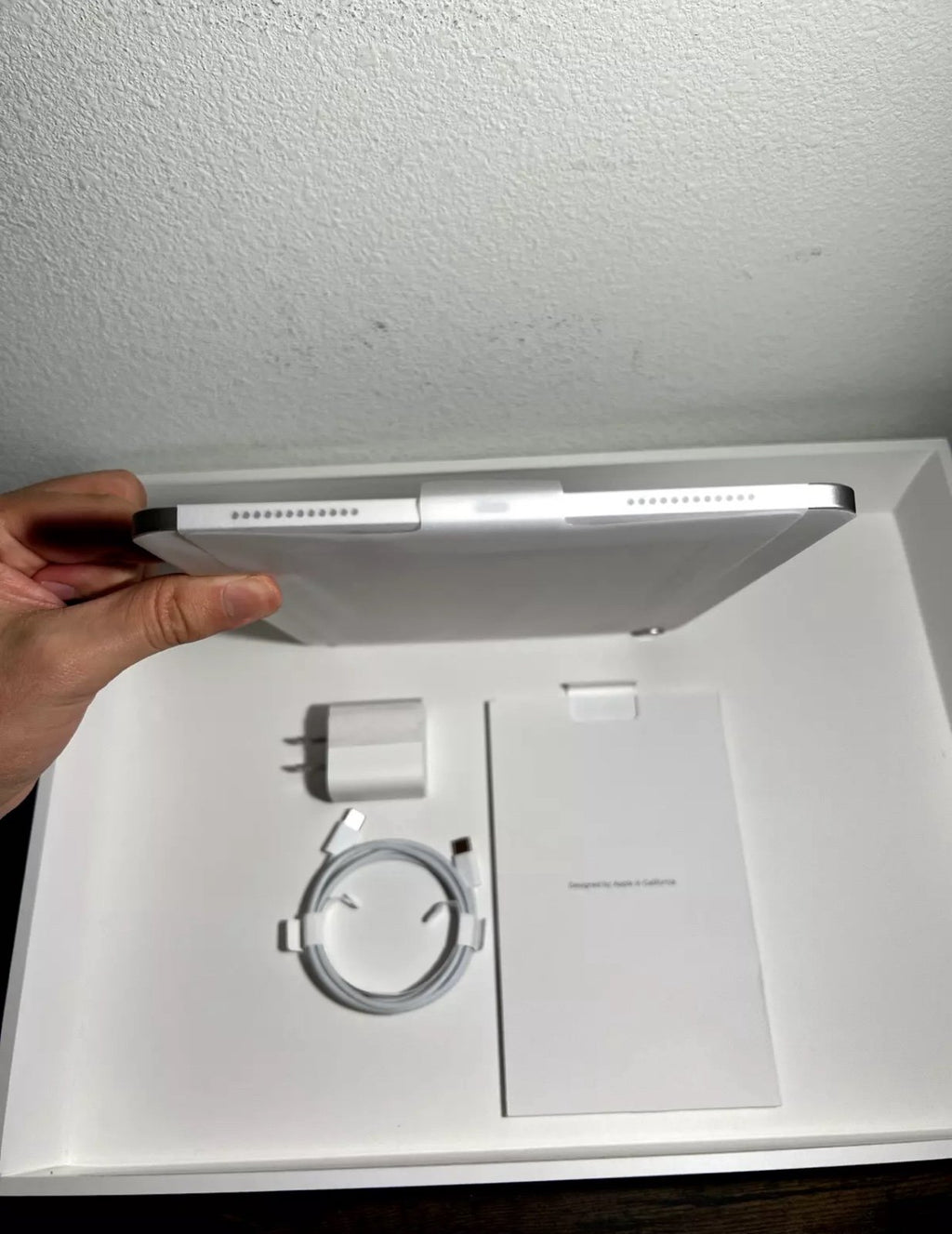 �?Apple iPad Air 5th Gen 256GB - Wi-Fi - Starlight 9Z81