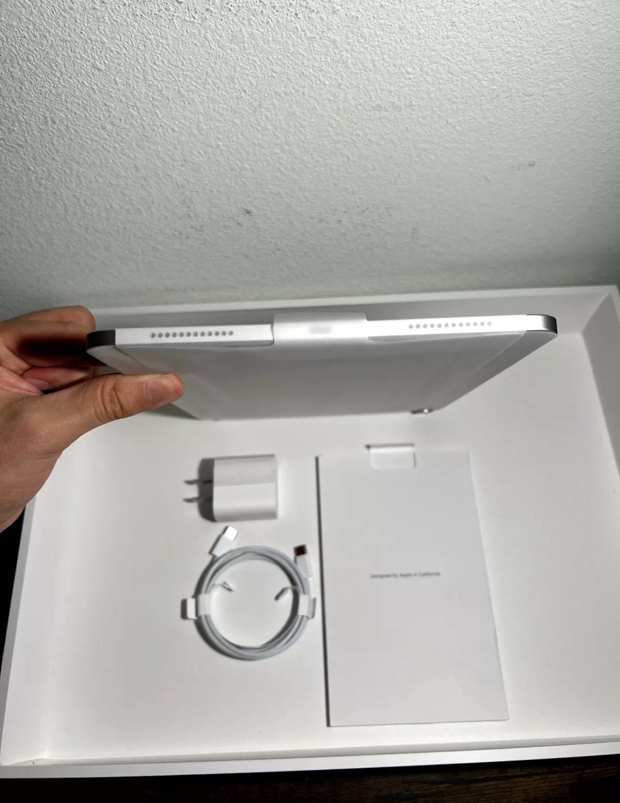 �?Apple iPad Air 5th Gen 256GB - Wi-Fi - Starlight 9Z81