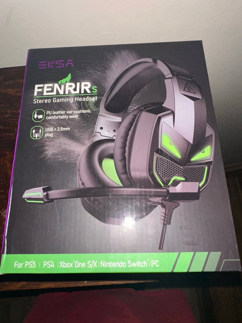 Never opened Xbox Series X w/headset 8Q39
