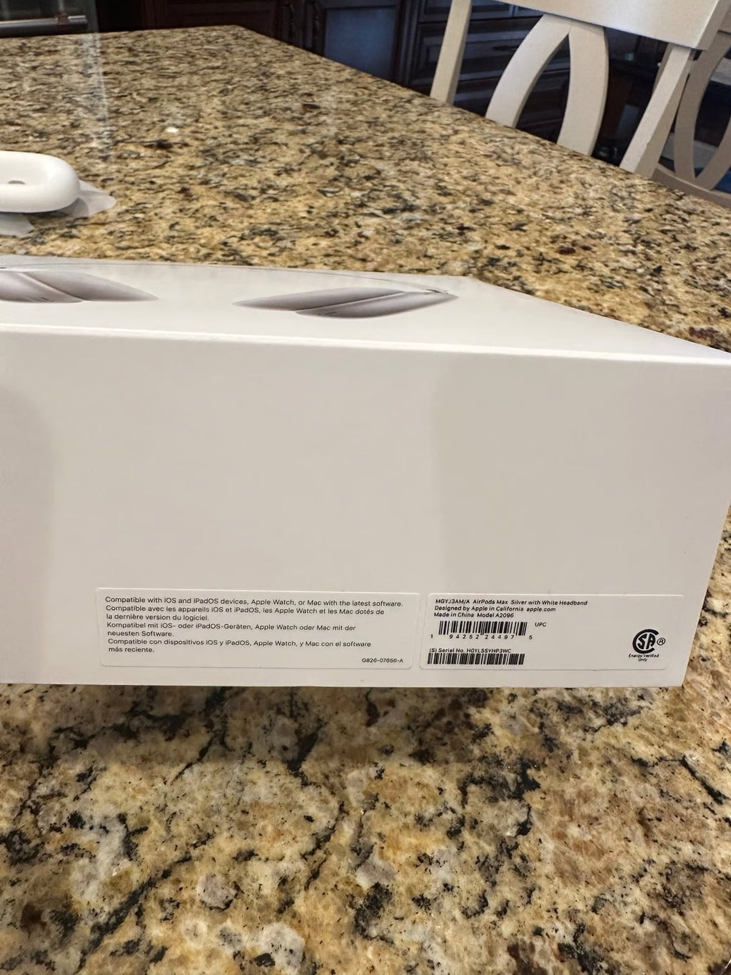 Apple AirPods Max sikver with three cases 8A16