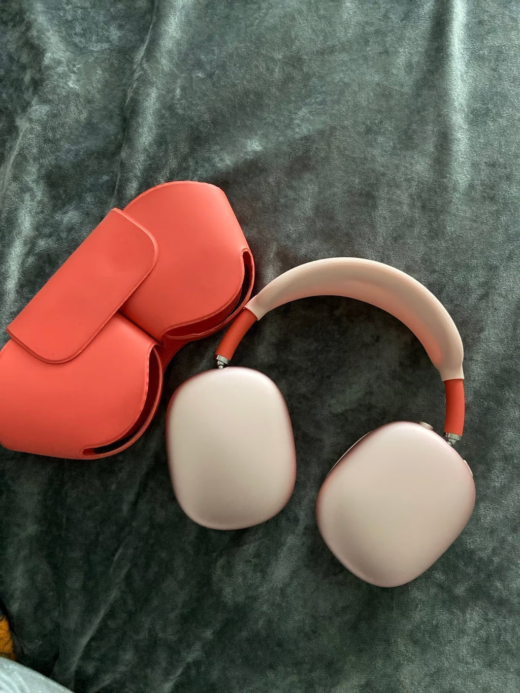 Pink apple AirPods Max 7J19