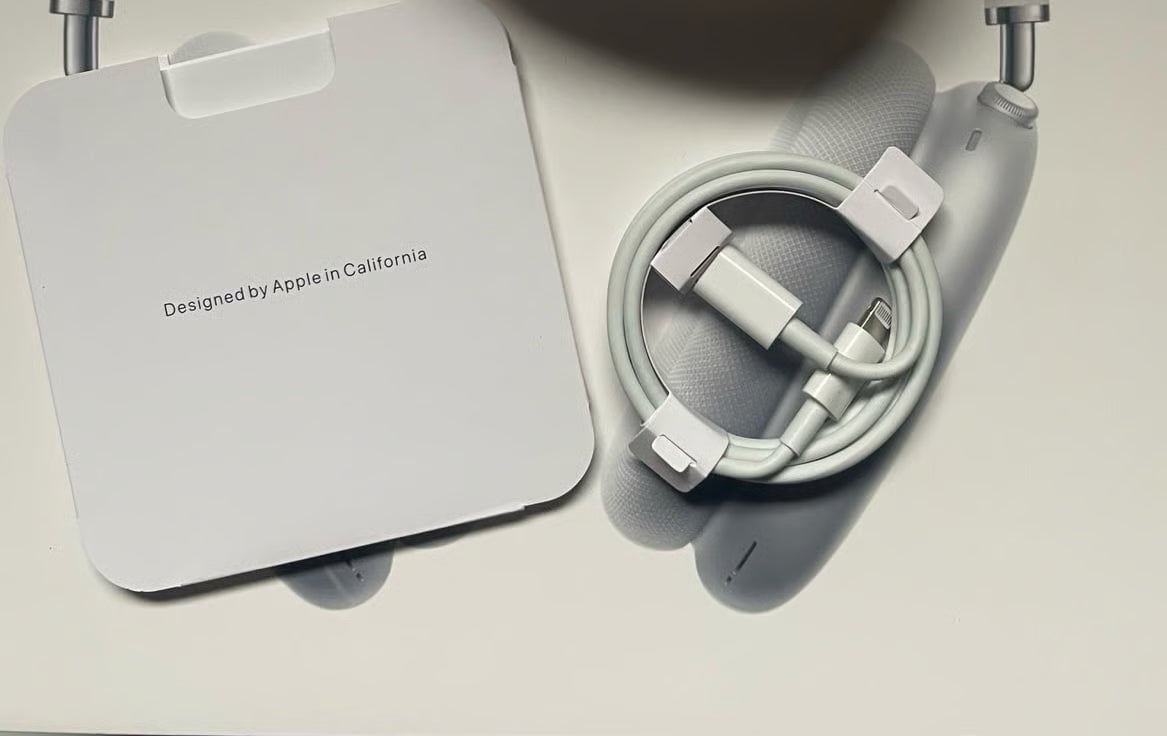 White AirPods Max FREE SHPPING 2B21