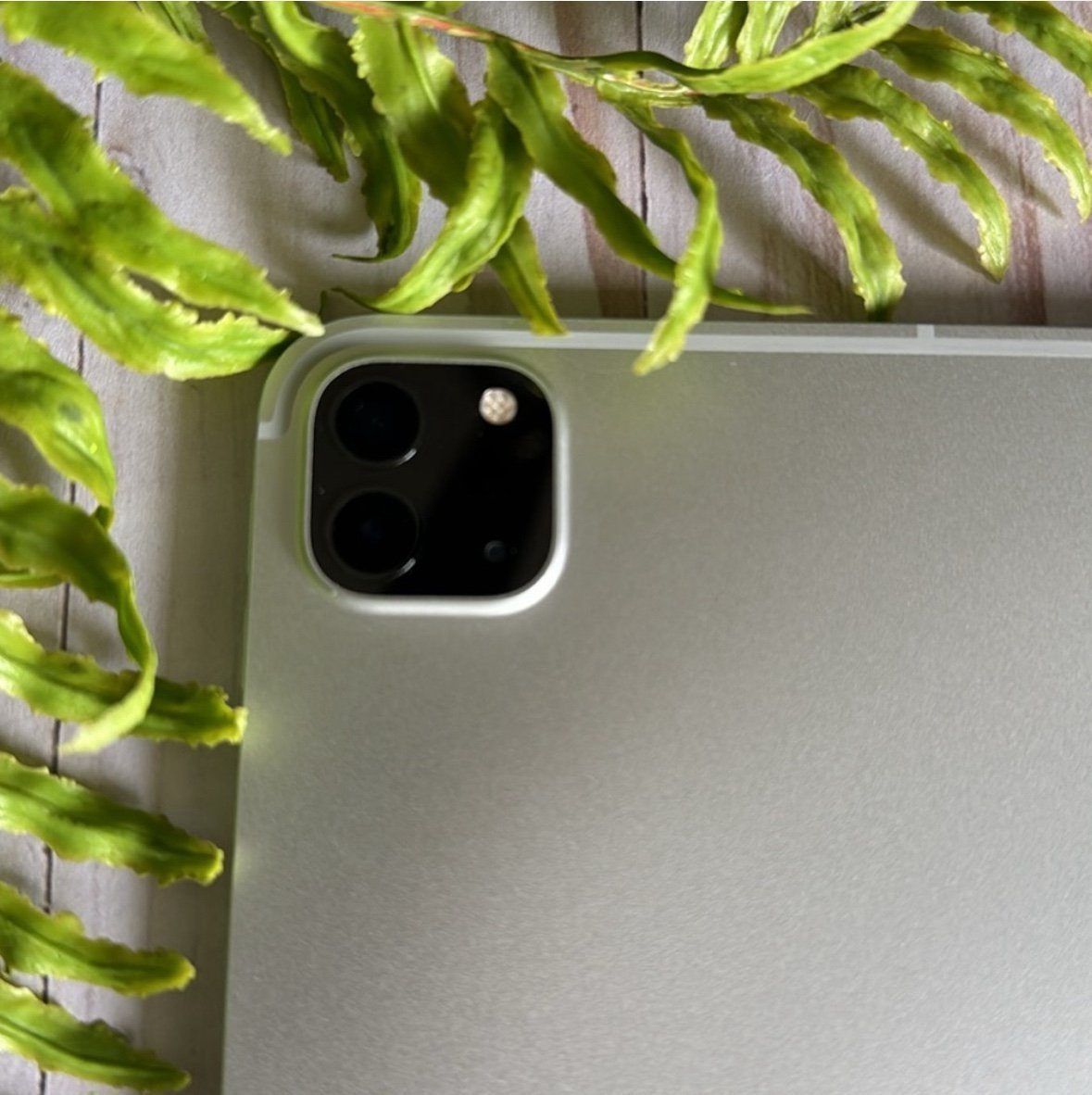 Apple iPad Pro 12.9-inch (6th Gen) 128 GB WI-FI + Cellular and Apple Pencil 5O65