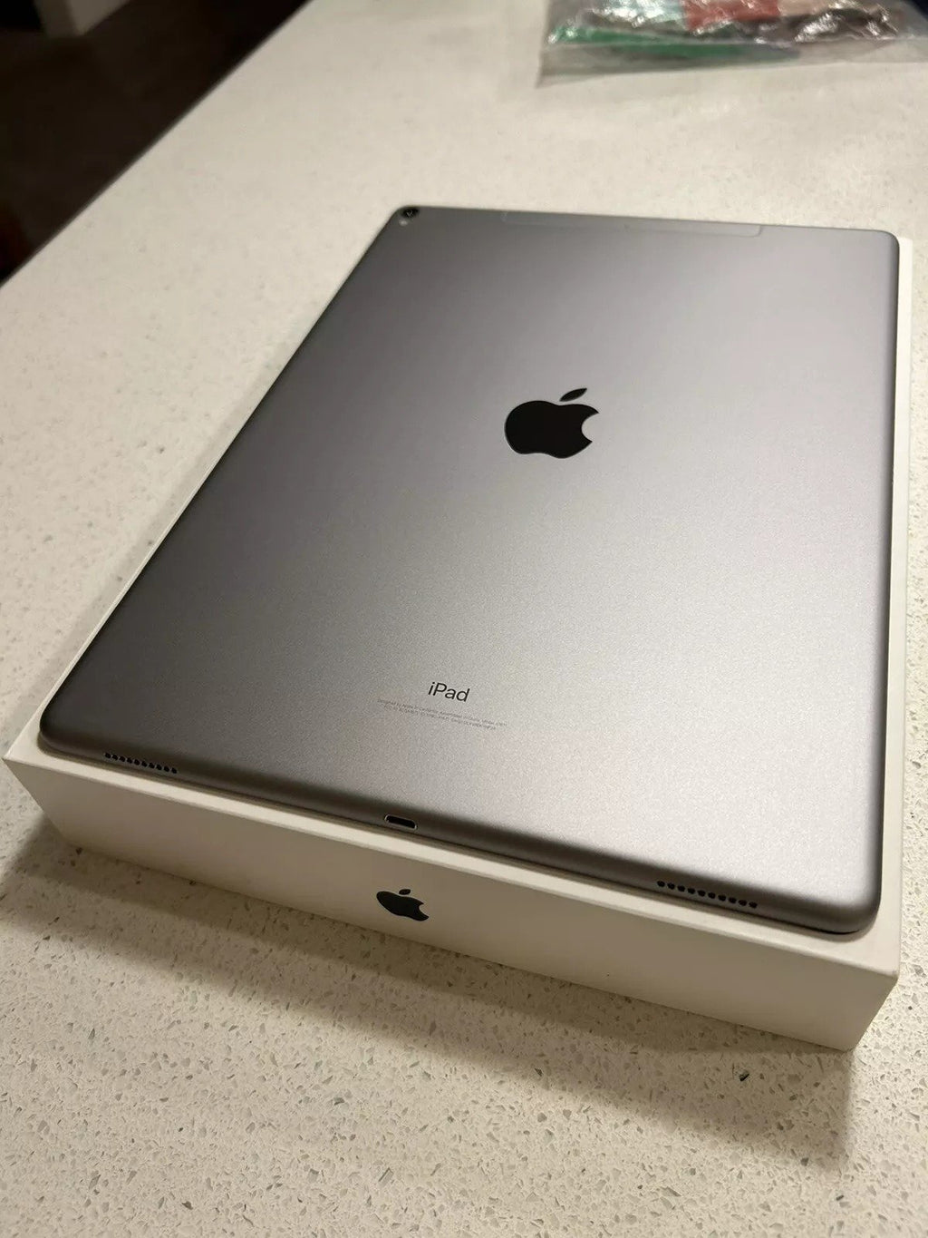 Apple iPad Pro 12.9�?Wifi + Cellular 256GB Space Gray Unlocked Apple Keyboard 3G51