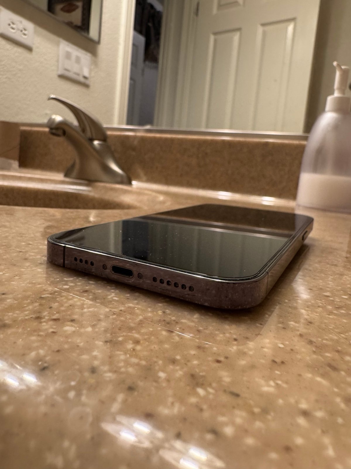 Unlocked Apple iPhone 14 Pro Max 128 GB in Deep Purple 2Q12