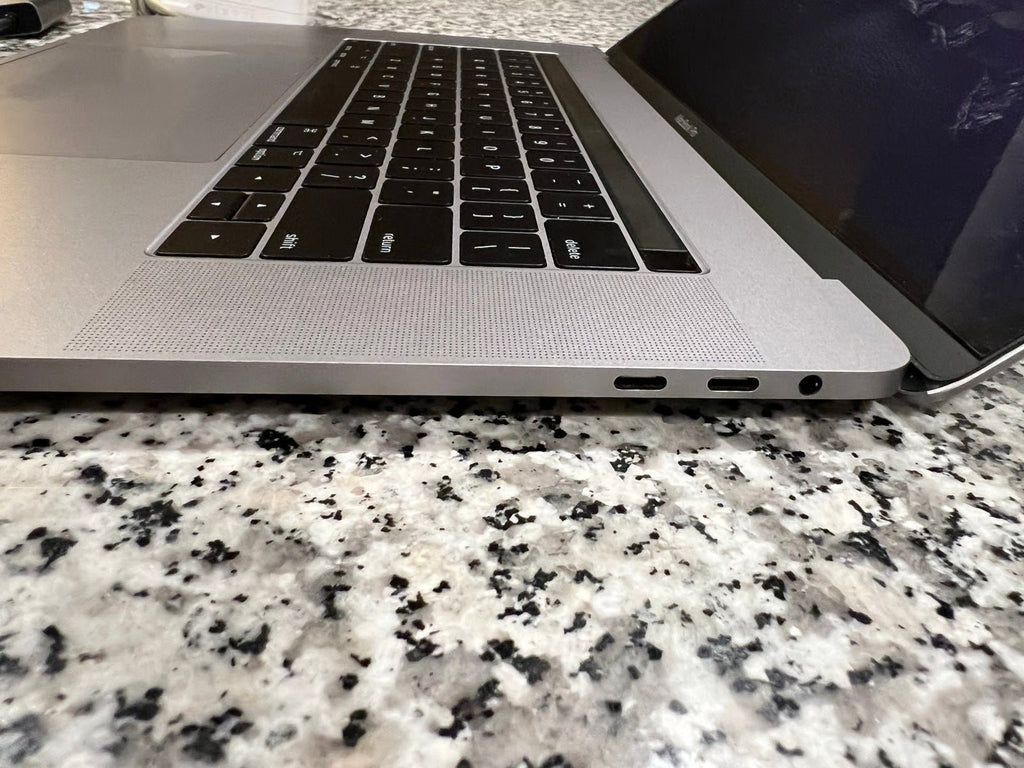 MacBook Pro 15鈥?2016 Touchbar - 256GB SSD | 16GB RAM 9H53