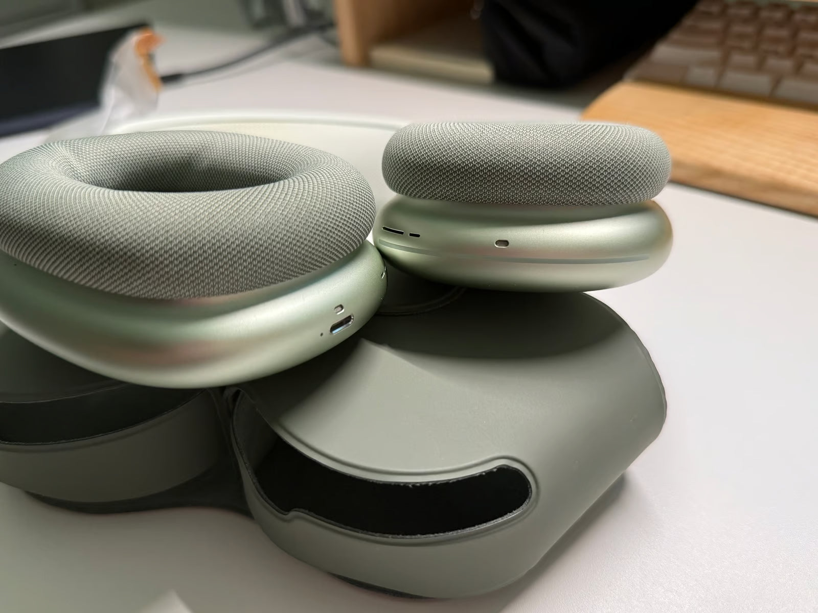 Apple AirPods Max with Smart Case in Green 6T85