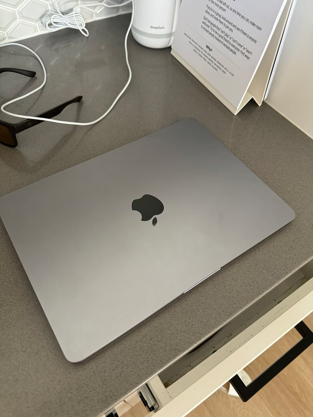 Apple Macbook Air 13in.  M2 3.49 GHz  256GB SSD 8G86