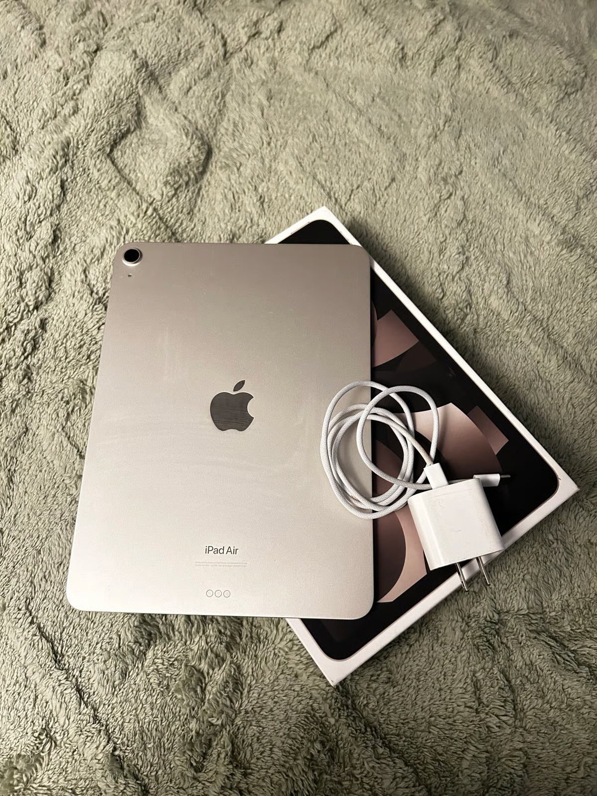 Apple iPad Air 5th Generation 64 GB in Starlight 2O23