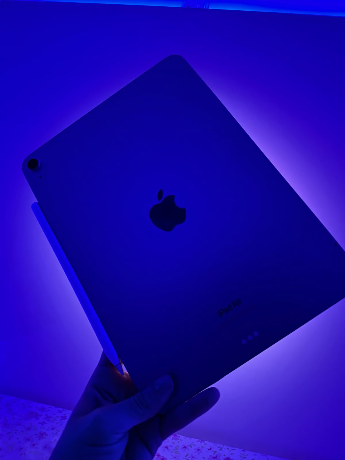 iPad Air (5th generation) + Apple pencil LOCAL PICKUP OR DELIVERY ONLY 8H92