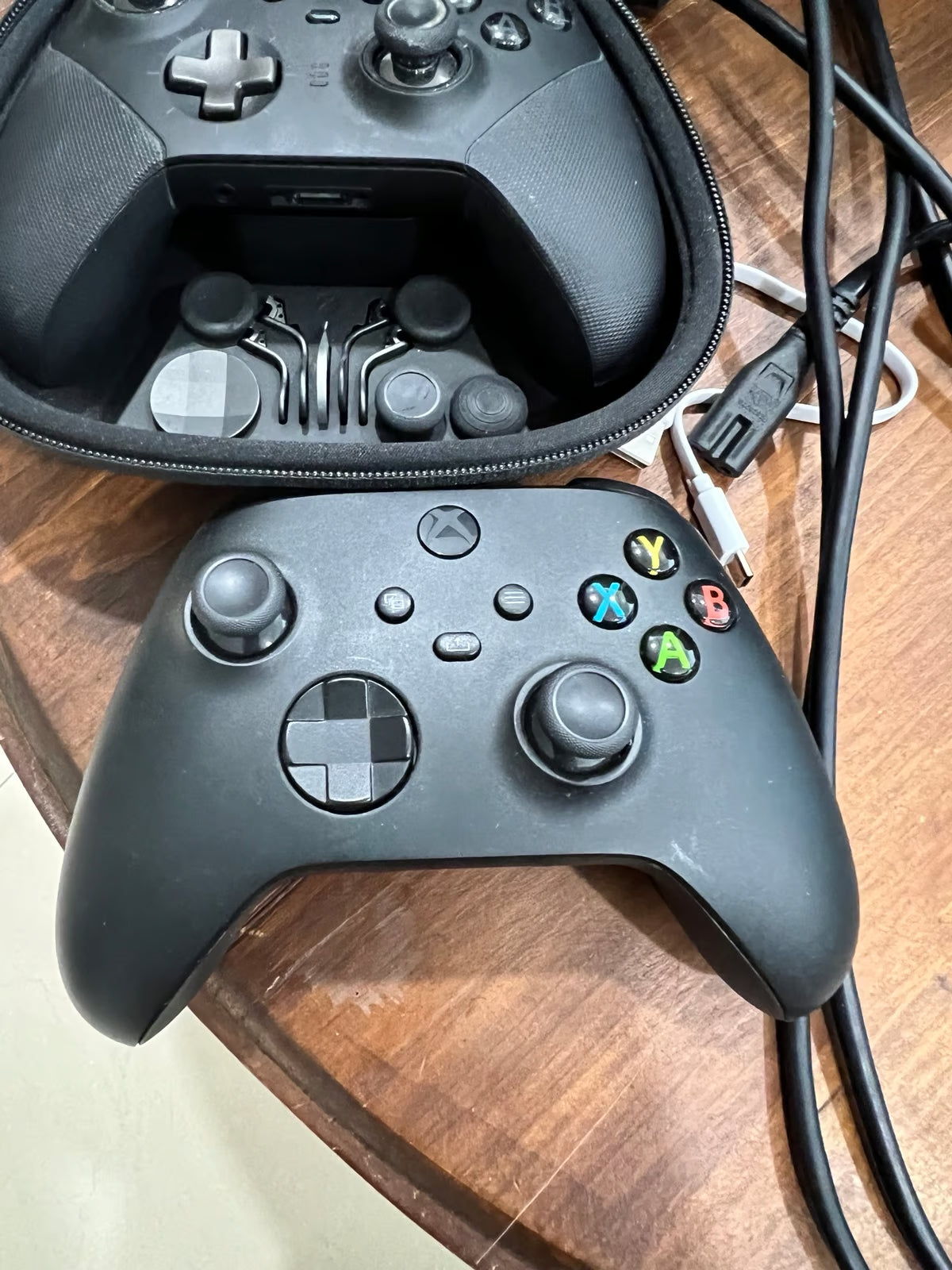Xbox series x with Xbox pro controller 6J17