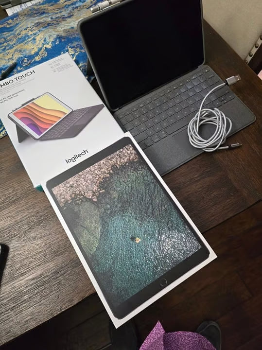 iPad Pro 10.5 with Logi Keyboard Case and Apple Pencil 2J28