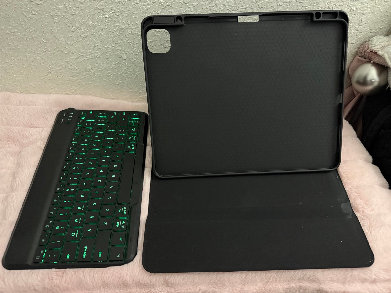 iPad Pro 12.9�?(6th Gen) - Great Condition + Keyboard 6M66