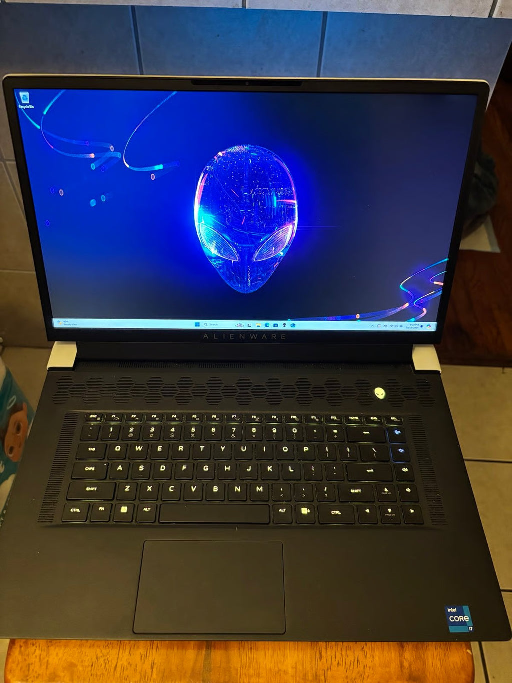 Alienware x17 r2 gaming laptop 5J18