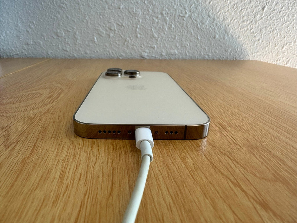 Apple iPhone 14 Pro 128GB Unlocked With Charger & Case 7R95