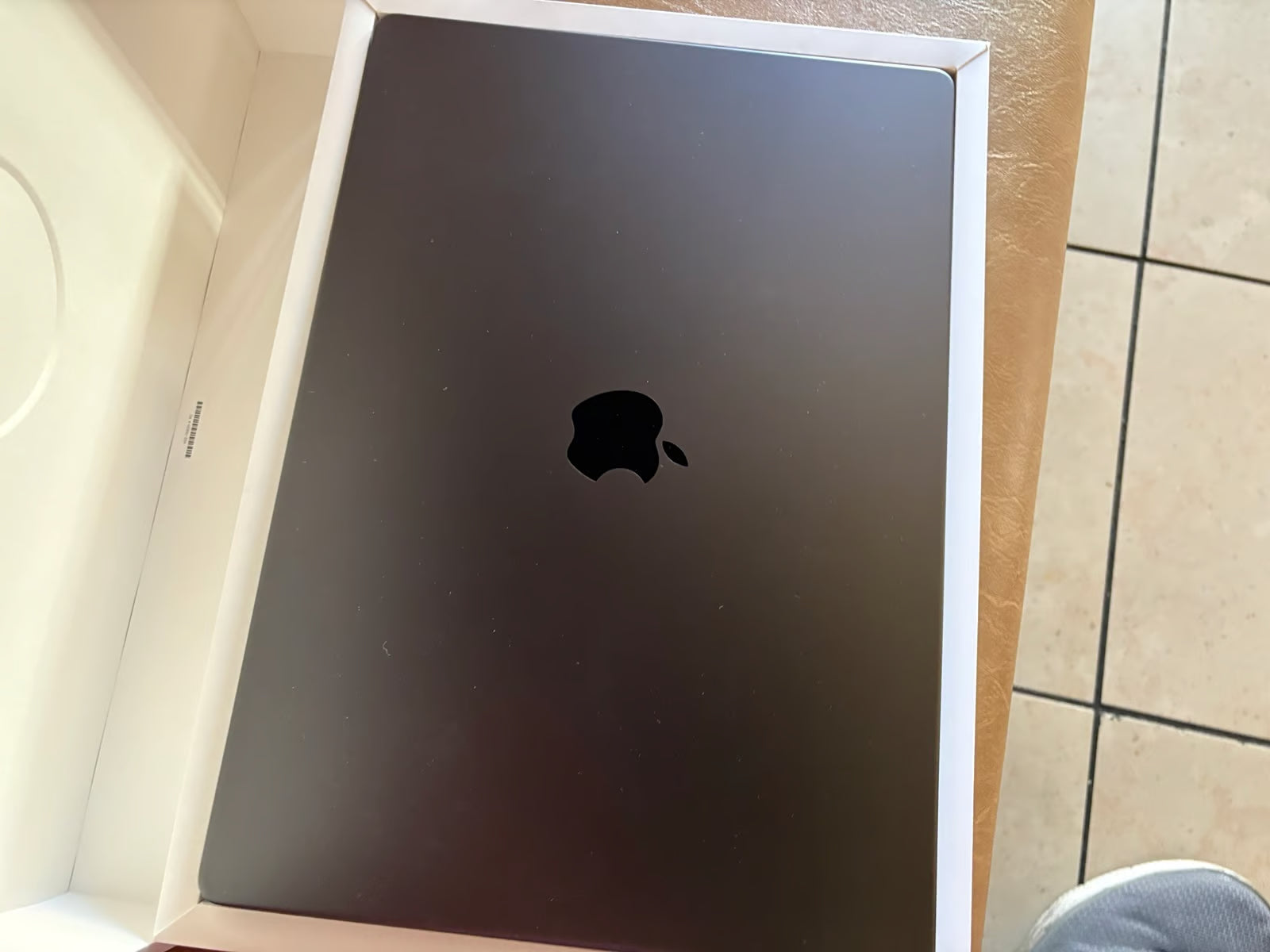 Apple MacBook Pro 16'' Apple M3 Pro 512GB SSD 18GB RAM Laptop - Black MRW13LL/A 2D22