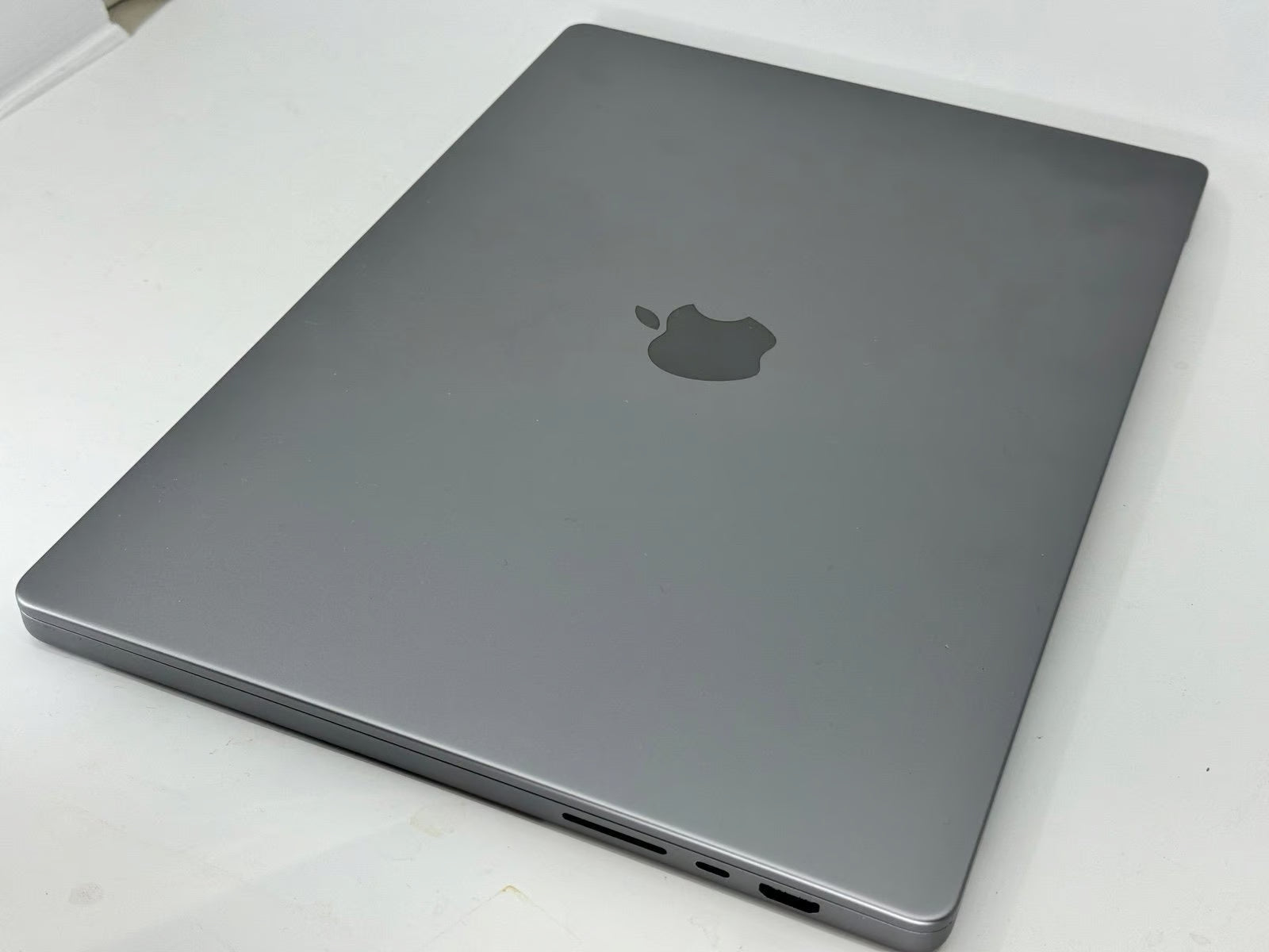Macbook Pro 16in M1 Pro 10 Core CPU 16 Core GPU 512 SSD 3E96