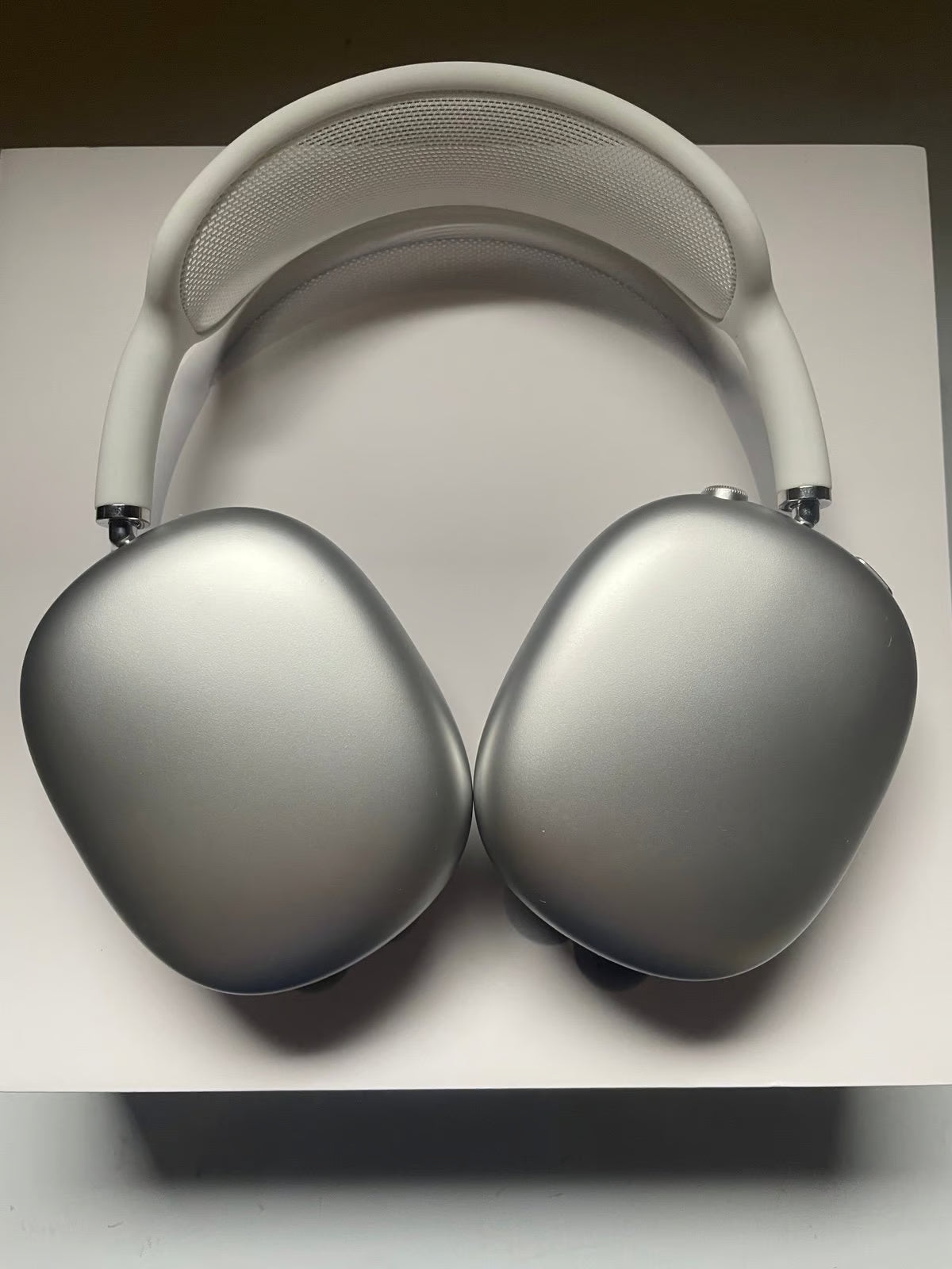 White AirPods Max FREE SHPPING 2B21