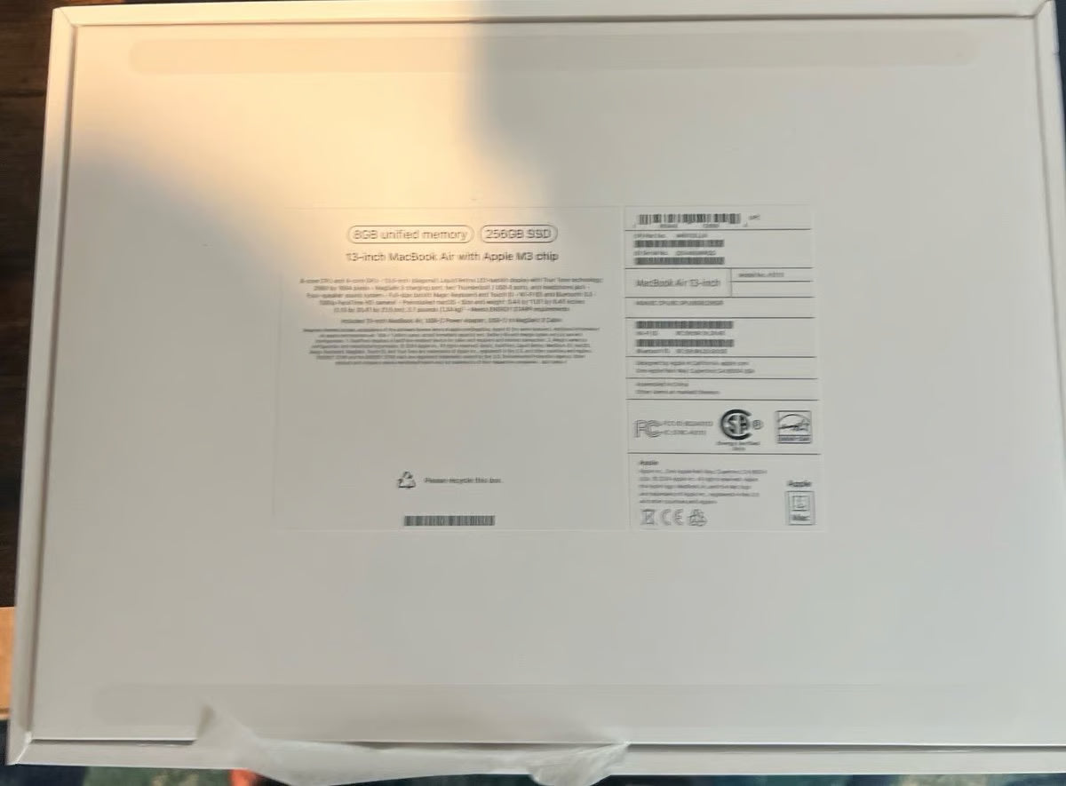 2024 Apple Macbook Air 13in. 8gb 256 SSD 1M57