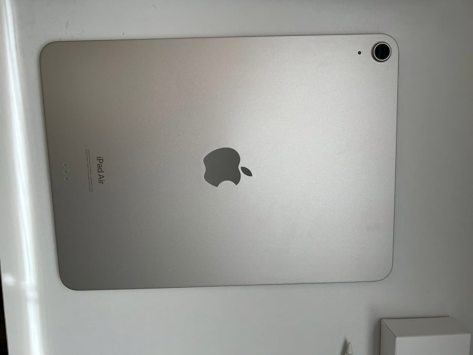 Apple iPad Air 5th Generation 64 GB in Starlight + Apple Pencil 8O99