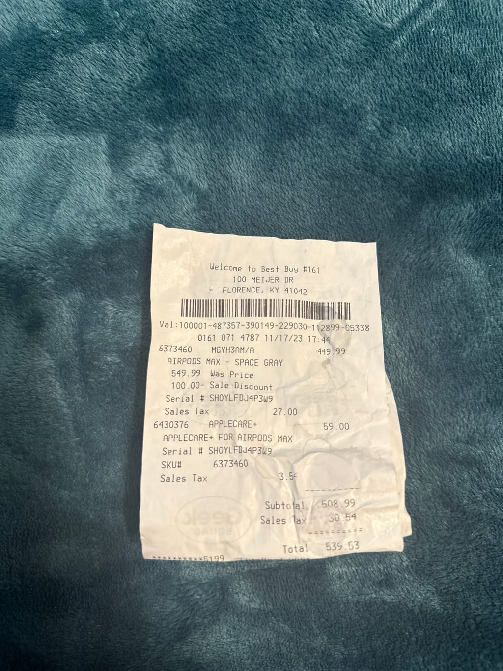 AirPods Max and travel charging case 5Q28