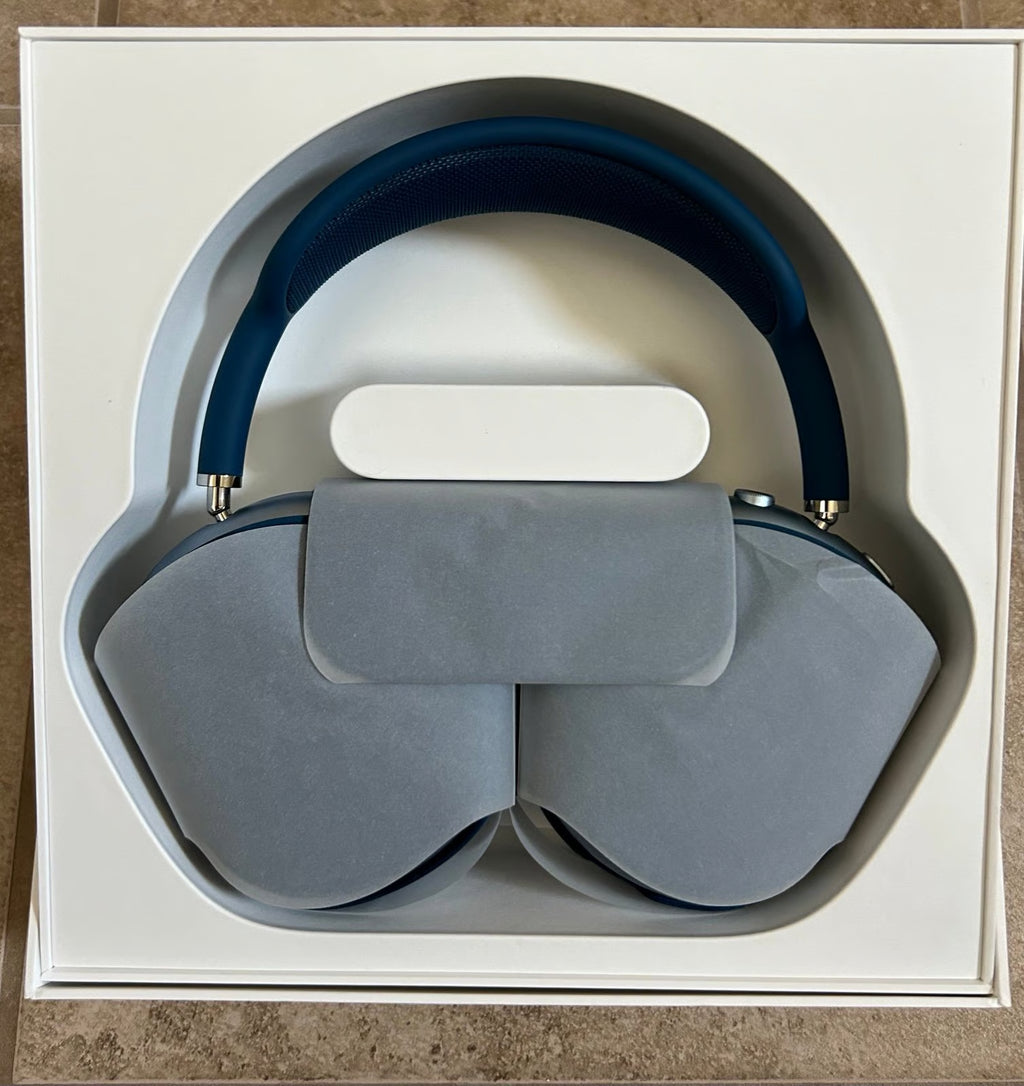 Apple AirPods Max with Smart Case in Sky Blue 2W66