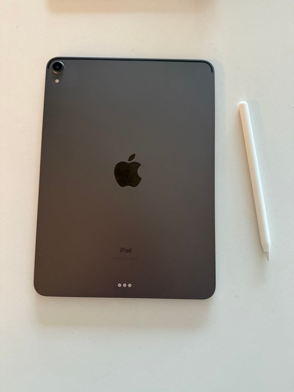 iPad Pro 11�?inch 512GB like new with magic keyboard with Apple Pencil MTXT2LL/A 5K67