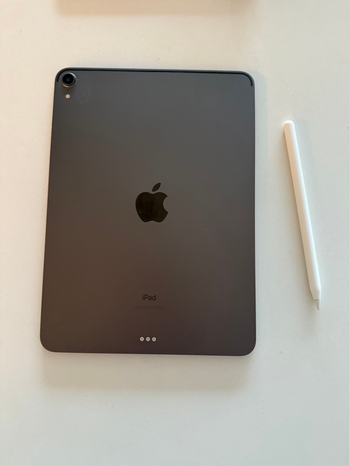 iPad Pro 11�?inch 512GB like new with magic keyboard with Apple Pencil MTXT2LL/A 5K67