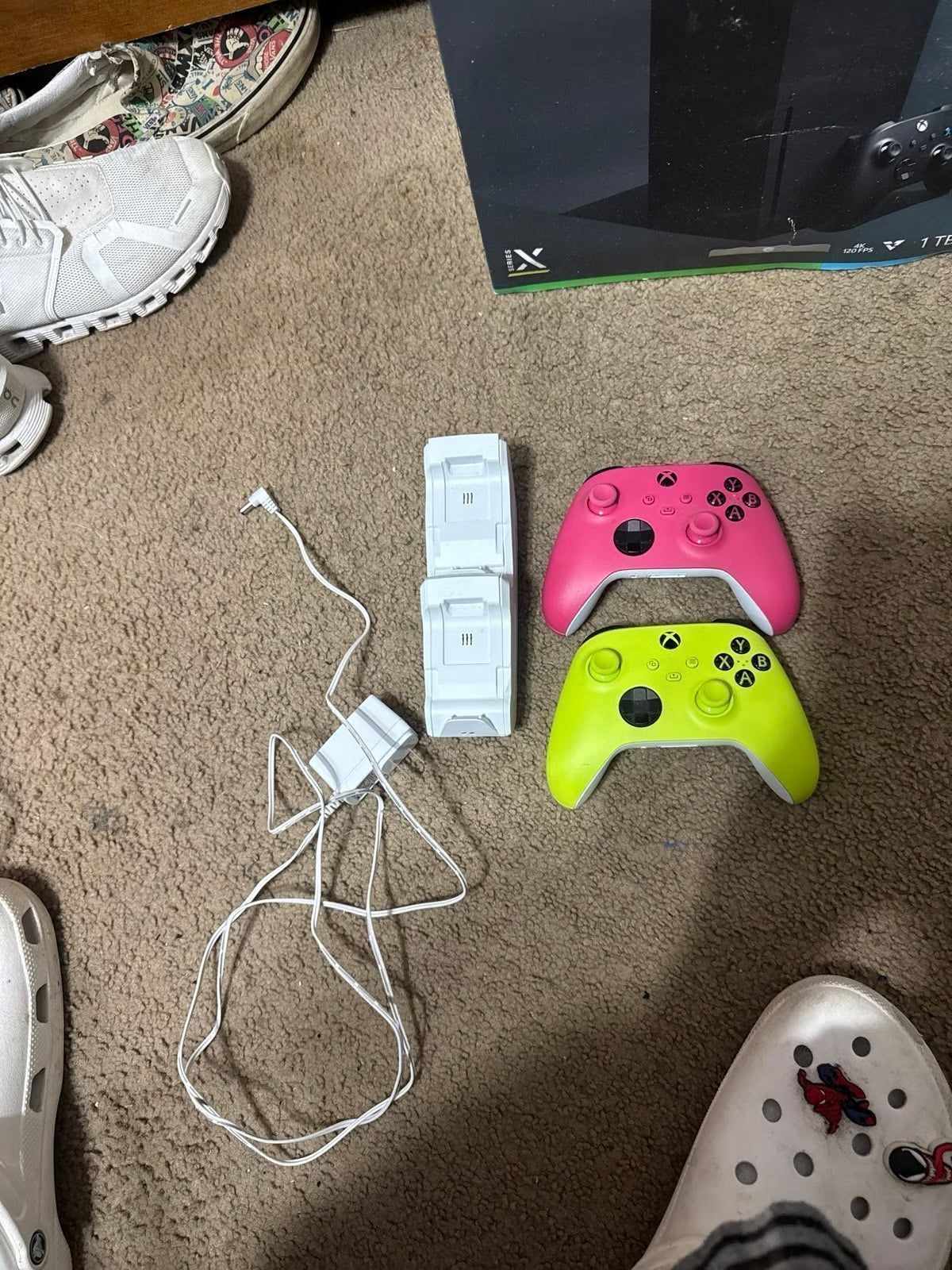 Xbox Series X w/ 4 controllers and 2 charging stands 2Q28