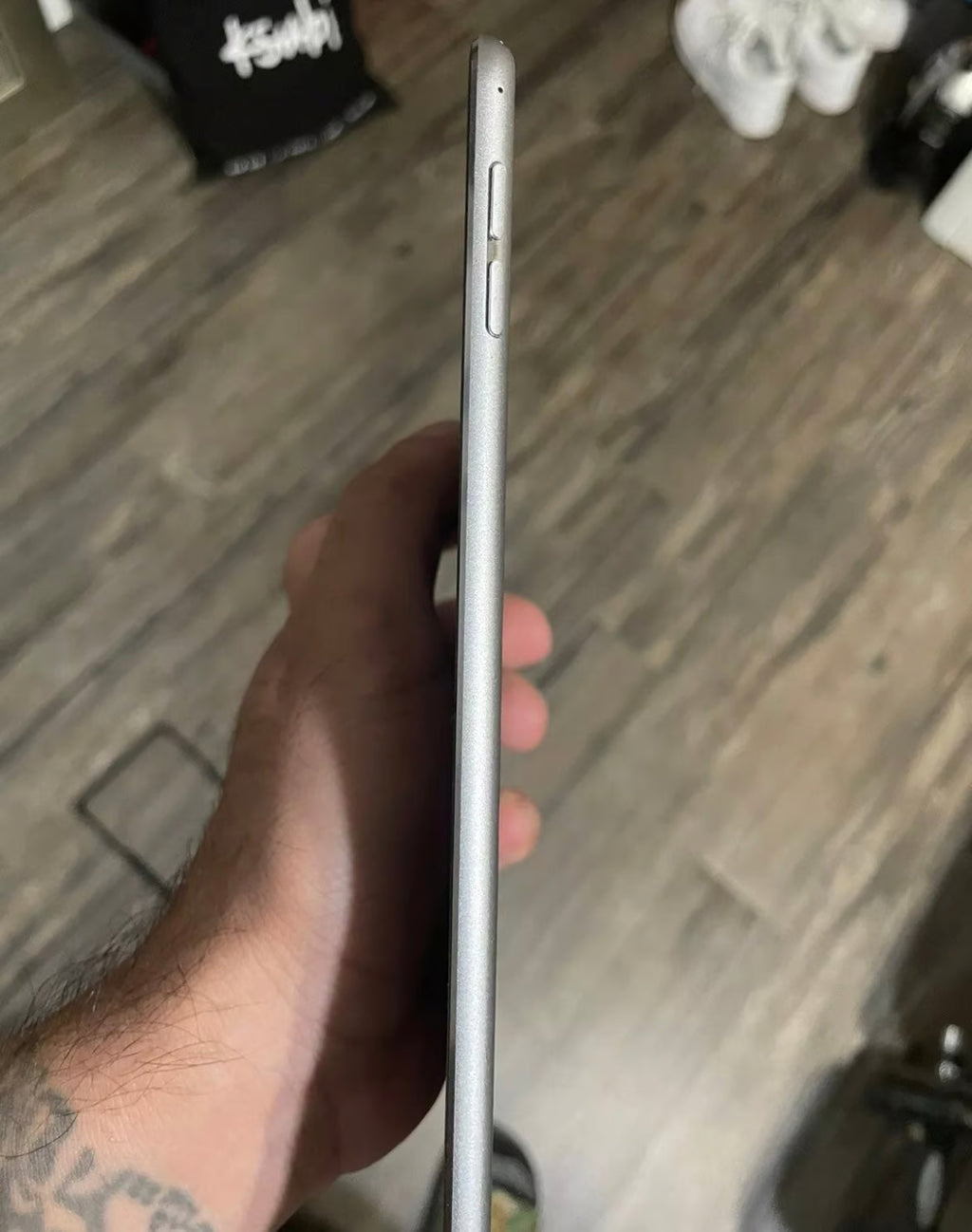 Apple iPad Mini 4th Generation 64 GB in Silver 7L57