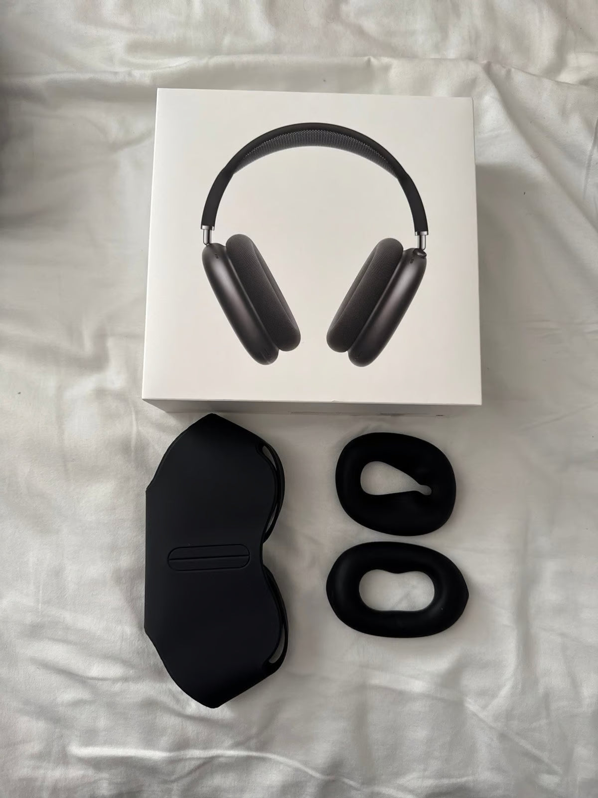 AirPod Max Space Grey plus accessories 2U71