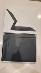 Apple iPad 12.9-inch iPad Pro (6th Gen) Wi-Fi + Cellular 128GB with accessories 5A73