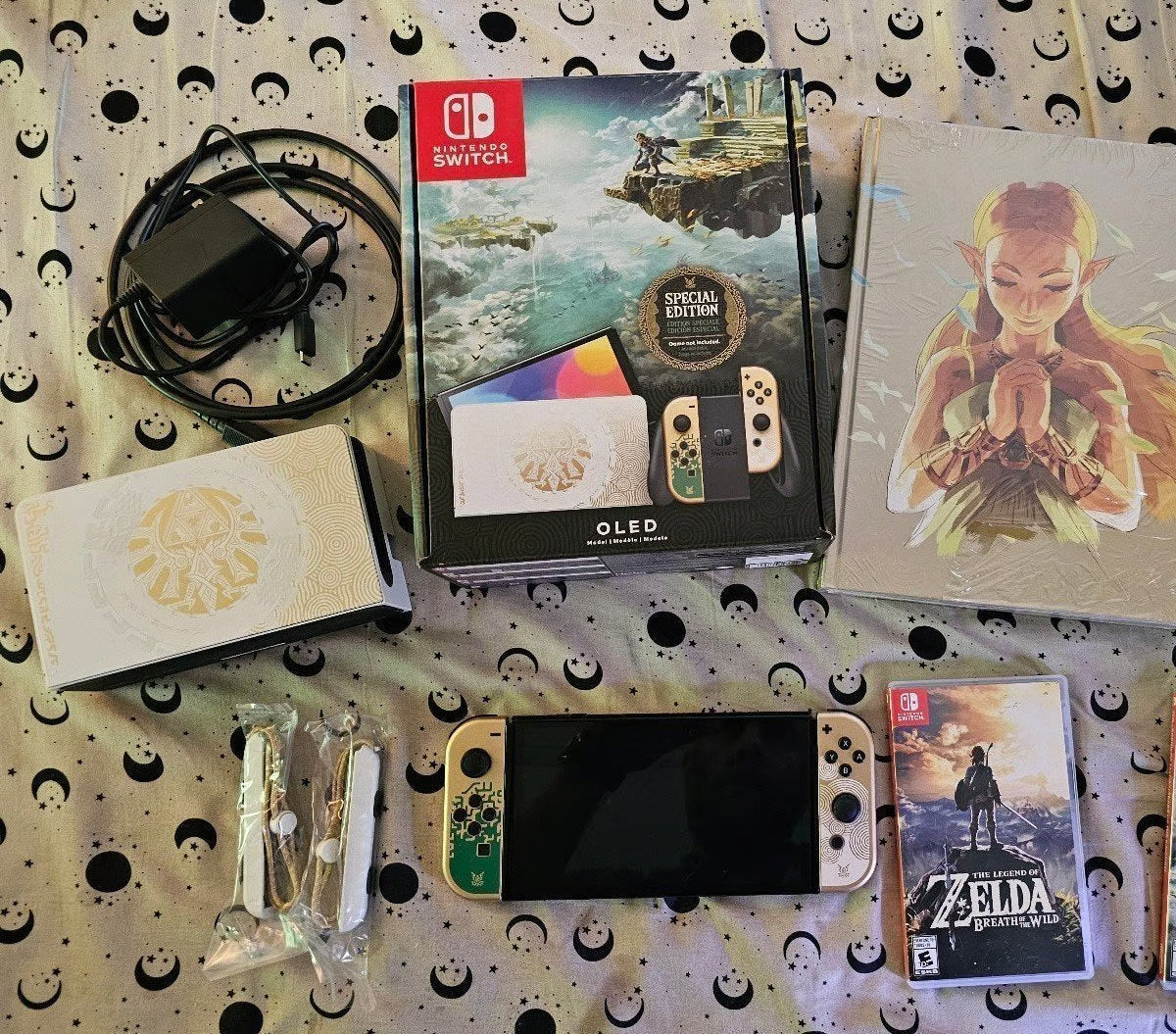 Nintendo Switch OLED Limited Edition Zelda Edition Bundle 3Z82