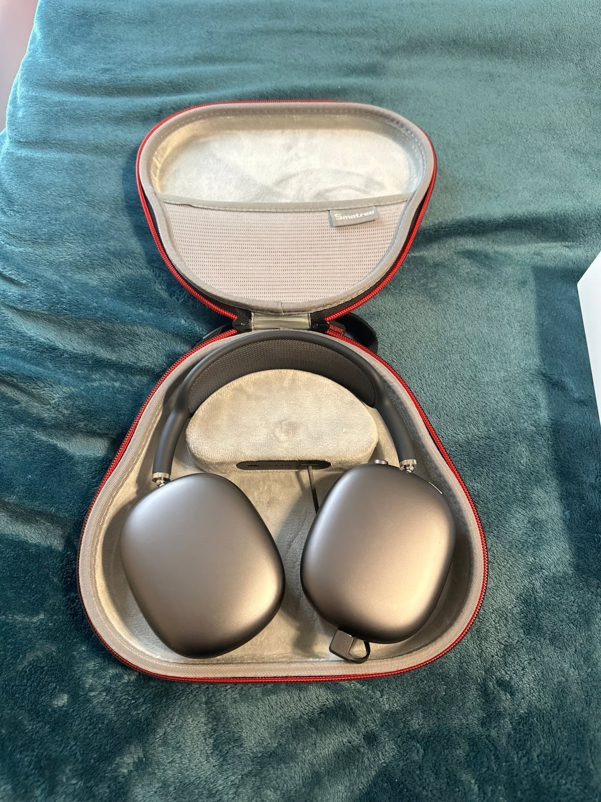 AirPods Max and travel charging case 5Q28