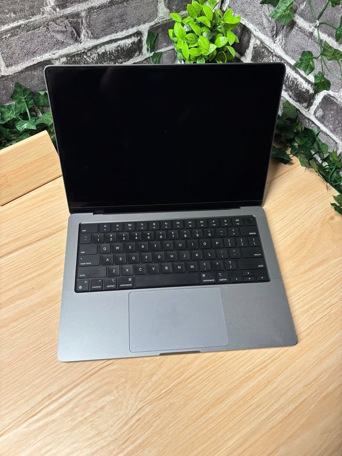 MacBook Pro 14 inch 2021 | M1 Pro | 16 GB Memory | 1 TB SSD | Space Gray 8Q96